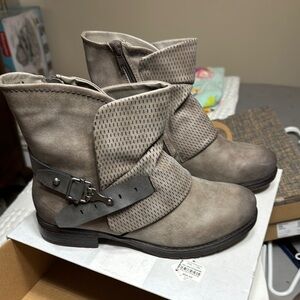 Stylish Gray Ankle Boots with Buckle Detail